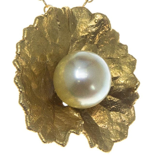 Miniature Gold Inverted Pennywort Pendant with Pearl